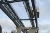 Funcionário cai de plataforma e fica pendurado em obras do Metrô. Veja
