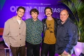 Público assiste ao filme Homem com H em noite no Open Air Brasil