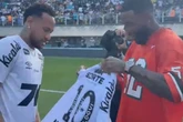 Vídeo: Santos recebe estrela da NFL na Vila Belmiro antes de jogo