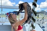 Influencer cruza o Pacífico sozinha com seu gato a bordo