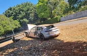 Vídeo: motorista “arregaça” Porsche de meio milhão de reais em árvore no Lago Sul