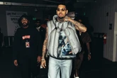 No tribunal, Chris Brown se declara inocente de agressão a produtor