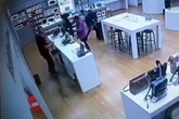 Vídeo: trio que roubou loja em shopping levou R$ 100 mil em aparelhos