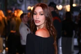 Anitta aposta em decotes nos looks para assistir ao Paris Fashion Week
