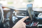 Vídeo: prefeito de Goiânia flexibiliza uso de celular por motoristas