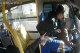 Dupla usa facas para assaltar ônibus no Entorno do DF. Veja vídeo