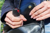 Deputado quer liberar arma de choque e spray de pimenta para mulheres