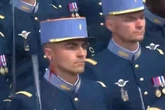 Desfile do Dia da Bastilha tem queda de cavalo e soldado ferido. Vídeo