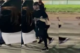 Vídeo: tatuador dá soco na barriga de mulher na saída de bar do DF