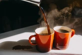 Beber café e chá muito quentes pode elevar risco de câncer. Entenda