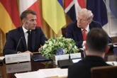 Trump é flagrado em cochicho a Macron sobre Putin: “Acordo por mim”