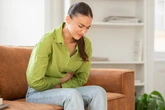 Dor na barriga não é normal: descubra quando é sinal de alerta