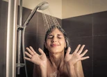 Banho diário no frio é mesmo necessário? Dermatologista responde