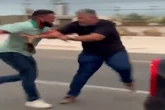 Após batida, motoristas se esfaqueiam no meio do trânsito. Vídeo