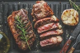 Aprenda a fazer marinada que deixa a carne dura mais macia e suculenta