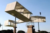Réplica do 14-Bis volta à Praça Campo de Bagatelle após quase 2 anos