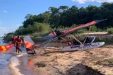 Piloto afunda aeronave no Araguaia e é resgatado por bombeiros. Vídeo