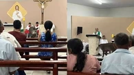 Visitante inesperado, anta invade igreja durante missa e diverte fiéis