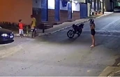 Motociclista agride idoso com golpes de capacete no meio da rua. Vídeo