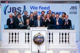 Zé Mineiro toca o sino e marca entrada da JBS na Bolsa de NY