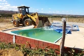 Tratores removem piscinas em condomínio clandestino erguido no DF