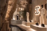 Criado por IA, shopping surpreende com lojas de luxo em cavernas