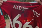 Vídeo: torcedor queima camisa de Arnold após anúncio de saída