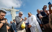 Carlo Ancelotti visita Cristo Redentor e recebe bênção de padre