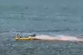 Vídeo: em alta velocidade, jet-ski atropela barco e deixa dois feridos