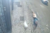 Vídeo: mulher é arrastada por moto enquanto passeava com cachorros