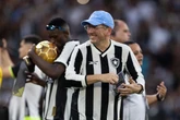 Donos do Lyon querem tirar John Textor do comando do Botafogo
