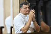 Padre que estava desaparecido foi encontrado preso em telhado de casa