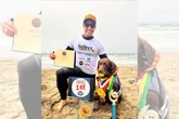 Cadela brasileira segue os passos do pai e é campeã mundial de surfe