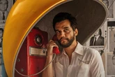 Chanel exibe novo filme com Wagner Moura no Museu do Louvre