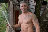 Ex-funkeiro que já posou nu faz sucesso como apresentador na Guatemala