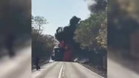 Ônibus que transportava equipe de futebol pega fogo em MG. Vídeo