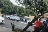 Vídeo: homem é baleado após invadir base da PM armado e com balaclava