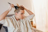 Adeus, tinta: receita com 3 ingredientes cobre todo o cabelo branco
