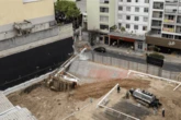 Vídeo: máquina de obra cai no meio da rua e quase acerta carro em SP