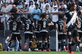 A bola saiu? Vasco marca gol polêmico contra o Santos