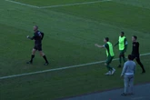 Jogador é expulso após urinar em campo durante jogo em Santa Catarina