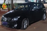 Drogas no carro: motorista foge de blitz em marcha à ré e acaba preso