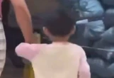 Mãe entra em surto e atinge filha com facada na cabeça na China. Vídeo