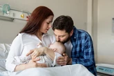 Vai visitar um recém-nascido? Saiba por que não se deve beijá-lo