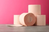 Saiba o significado do papel higiênico cor-de-rosa, popular na França