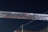 Com faixa, Nunes sinaliza local onde passageira de moto por app morreu
