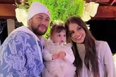 Foto: Neymar e Amanda Kimberlly posam juntos em festa da filha, Helena