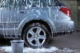 Você lava o carro com detergente? É melhor evitar