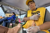 Vídeo: voluntários cuidam dos pés de peregrinos a caminho da Basílica