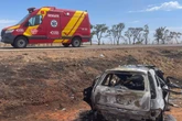Carro pega fogo e deixa 2 mortos em acidente com carreta de tomates